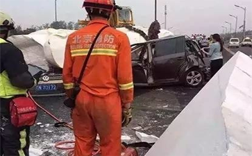 運輸佛像的大車側翻，佛像摔斷，引發(fā)大堵車
